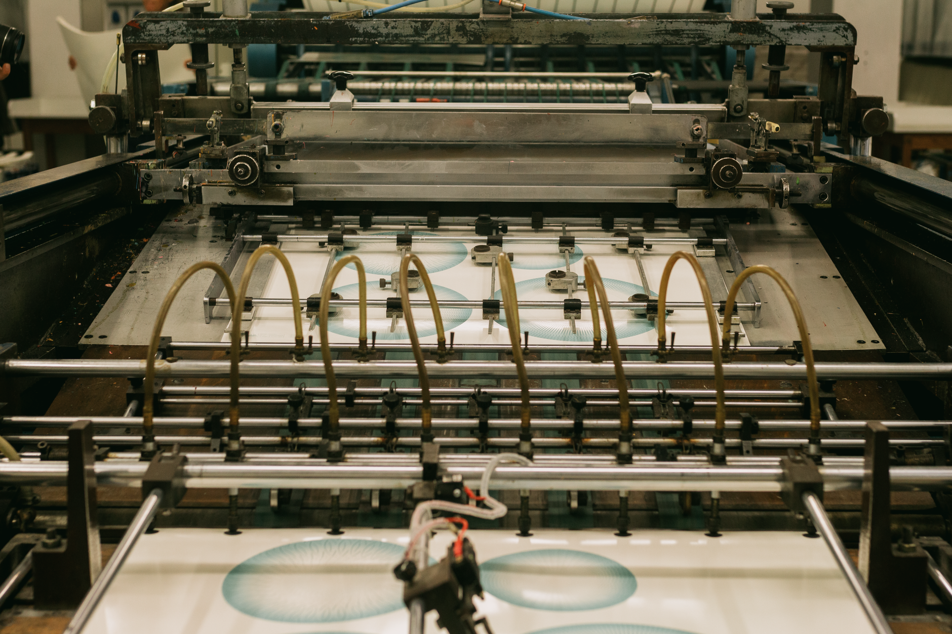 Trykpresse med papirark